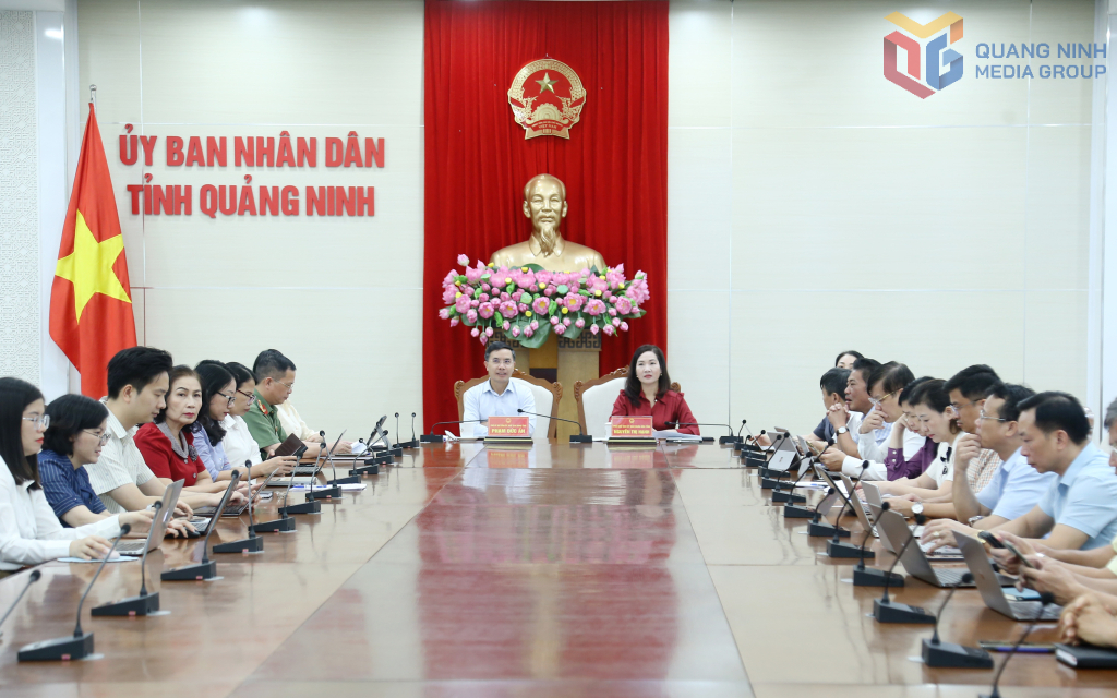 Đồng chí Phạm Đức Ấn, Phó Bí thư Tỉnh ủy, Chủ tịch UBND tỉnh cùng các đại biểu dự hội nghị tại điểm cầu Quảng Ninh.