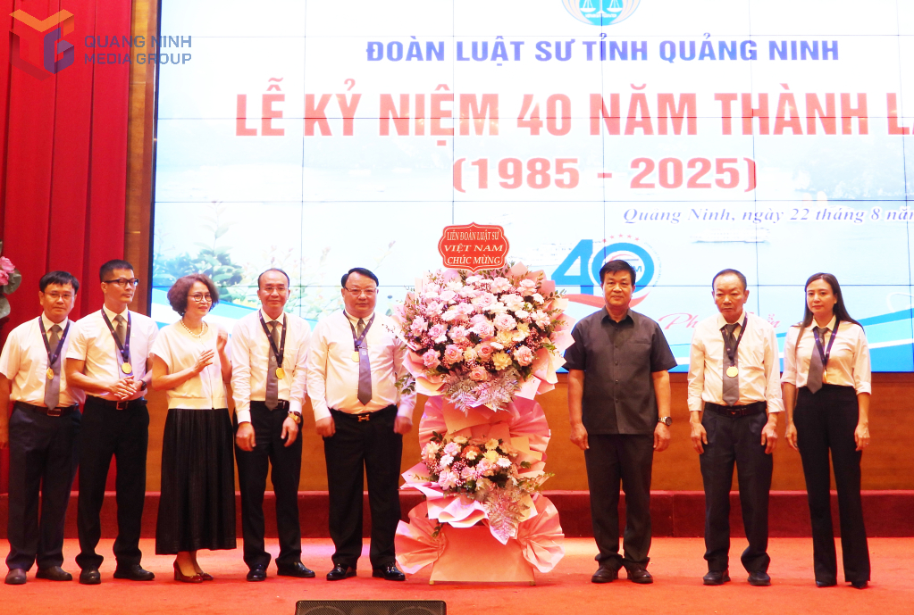 tặng hoa chúc mừng Đoàn Luật sư tỉnh.