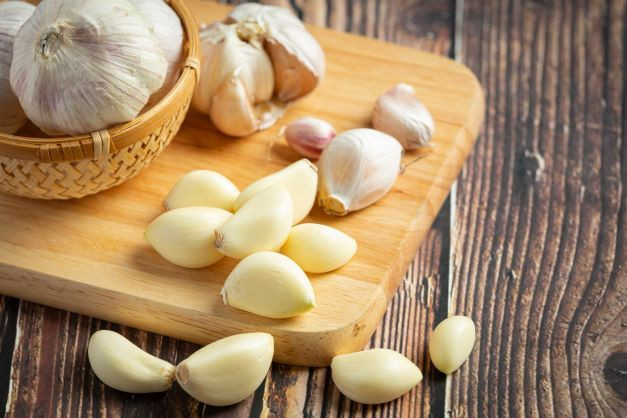 9 loại thảo mộc giúp hạ huyết áp và bảo vệ tim mạch- Ảnh 1. Tỏi - 'Thuốc quý' phòng chữa nhiều bệnh