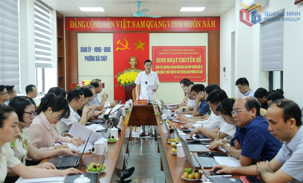 Đồng chí Trần Mạnh Hùng, Phó Bí thư Đảng ủy, Chủ tịch UBND phường, Bí thư chi bộ UBND phường chủ trì buổi sinh hoạt chi bộ.