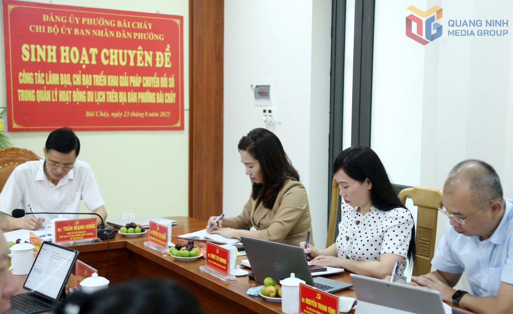 Đồng chí Nguyễn Thị Hạnh, Phó Chủ tịch UBND tỉnh cùng các đại biểu dự buổi sinh hoạt chuyên đề.
