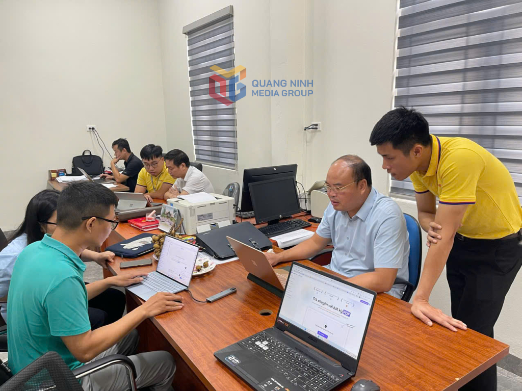 Nhân viên MobiFone Quảng Ninh tập huấn, hướng dẫn trực tiếp cho cán bộ, công chức, viên chức xã Quảng Hà về ứng dụng trí tuệ nhân tạo (AI) trong công tác chuyên môn nghiệp vụ của các cơ quan Nhà nước