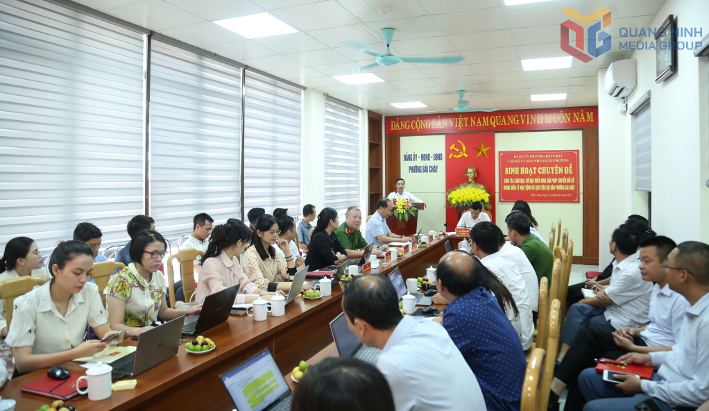 Quang cảnh buổi sinh hoạt chuyên đề của Chi bộ UBND phường Bãi Cháy.