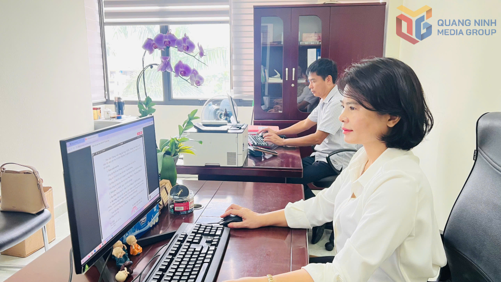Cán bộ Công đoàn phường Bãi Cháy ứng dụng công nghệ thông tin trong công việc.