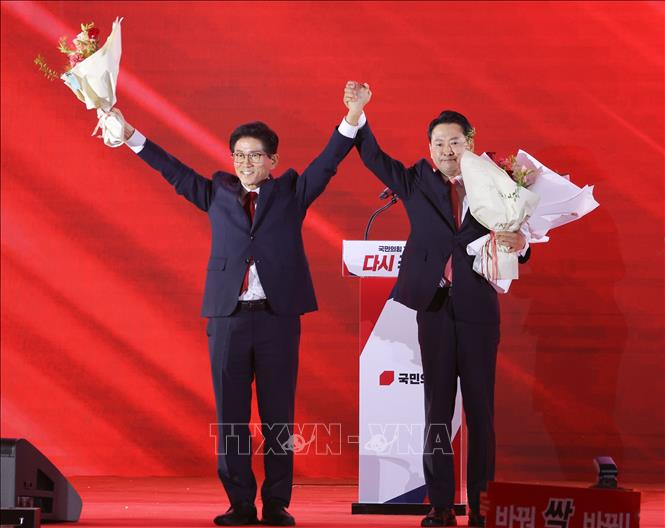Cựu ứng cử viên Tổng thống Hàn Quốc Kim Moon Soo (trái) và nghị sĩ Jang Dong-hyeok sau khi kết quả bỏ phiếu vòng 1 bầu Chủ tịch đảng Quyền lực Quốc dân (PPP) được công bố, tại thành phố Cheongju, tỉnh Bắc Chungcheong ngày 23/8/2025. Ảnh: Yonhap/TTXVN