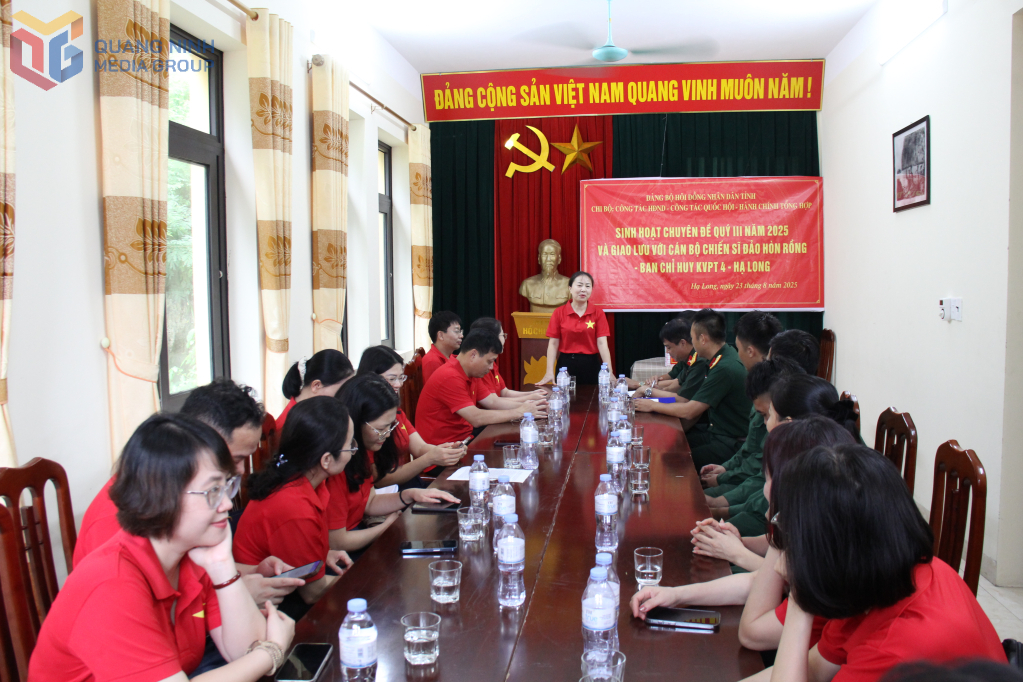 Đồng chí Vi Ngọc Bích, Ủy viên BTV Tỉnh ủy, Phó Chủ tịch Thường trực HĐND tỉnh phát biểu chỉ đạo tại buổi sinh hoạt.