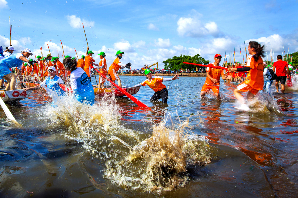 Thi đua thuyền trong lễ hội Xuống đồng ở Hà Nam, thị xã Quảng Yên. Ảnh: Dương Văn Toàn (CTV).