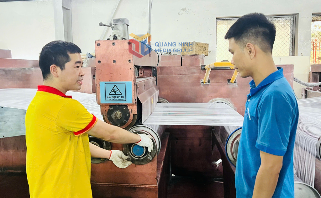 Tổ trưởng vận hành Bộ phận Sợi, Công ty TNHH MTV Vina New Tarps Phan Văn Nam hướng dẫn công nhân thiết bị dây chuyền sản xuất sợi.