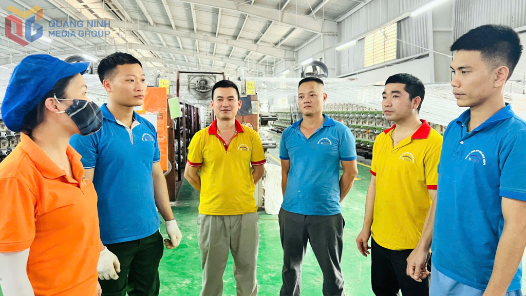 Anh Phan Văn Nam (thứ 2 bên phải sang) cùng các công nhân trong Tổ vận hành Bộ phận Sợi thảo luận