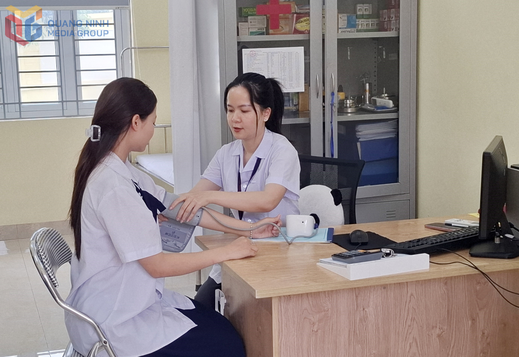 Cán bộ y tế Trường THPT Ngô Quyền (phường Cao Xanh) kiểm tra sức khỏe học sinh.