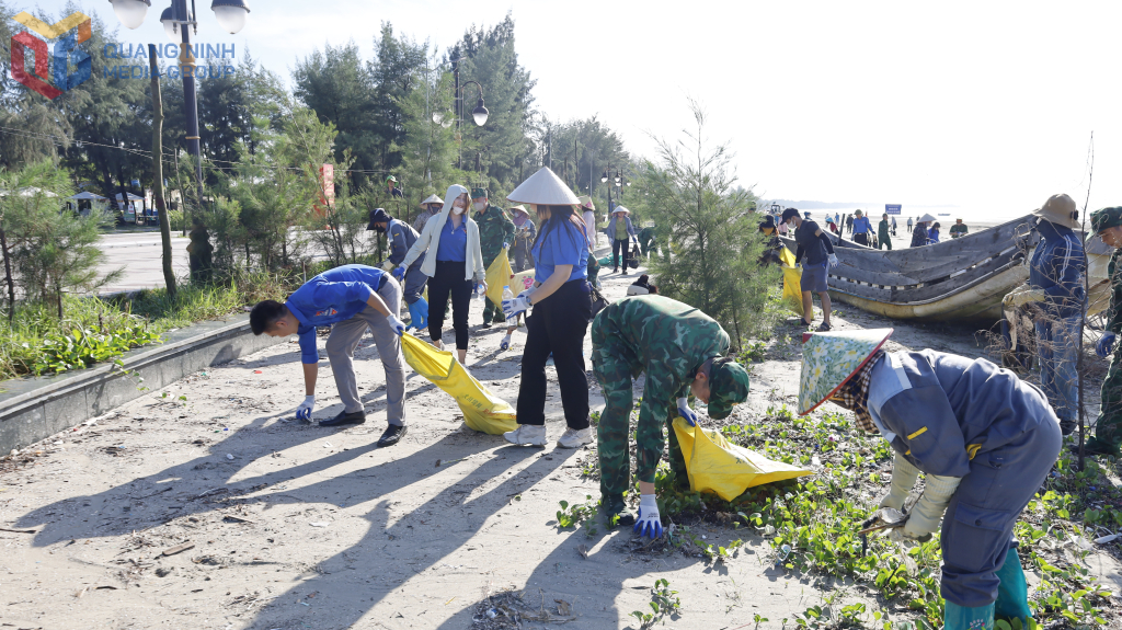 Đông đảo các lực lượng của phường Móng Cái 1 tham gia dọn vệ sinh bãi biển Trà Cổ vào đầu tháng 8/ 2025. Ảnh: Trung Thành