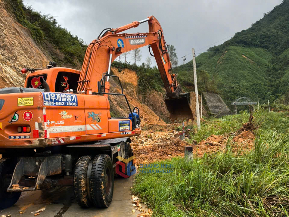 Phương tiện, máy móc được huy động để khơi thông điểm sạt lở trên tuyến đường liên xã Quảng An - Quảng Lâm (tháng 9/2024).