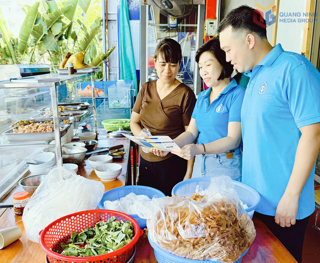 Cán bộ BHXH tỉnh tuyên truyền chính sách mới BHXH tự nguyện và vận động người dân là hộ tiểu thương trên địa bàn phường Bãi Cháy tham gia.