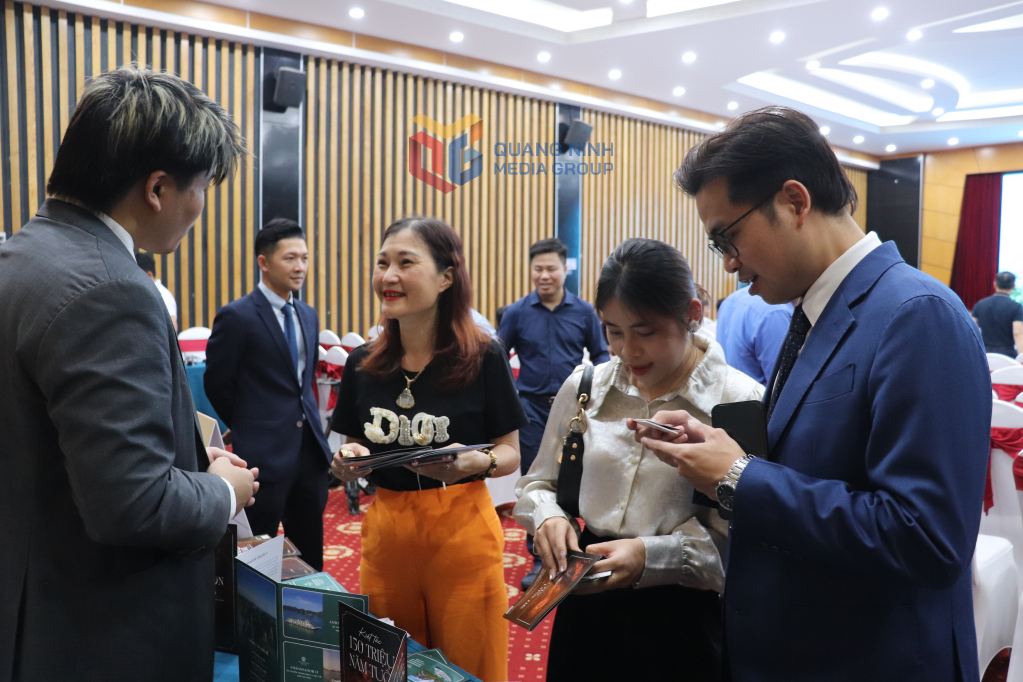 Các đơn vị doanh nghiệp du lịch Quảng Ninh giới thiệu sản phẩm đến đối tác lữ hành.