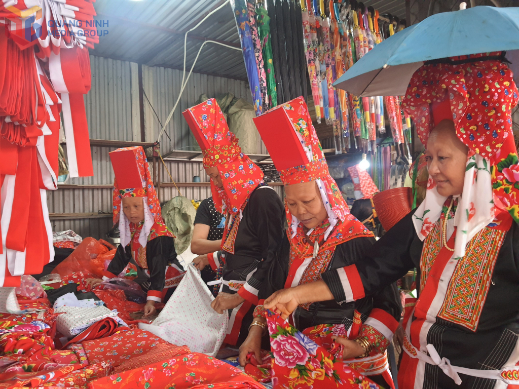 Bà con vùng cao Hoành Mô duy trì thói quen mặc trang phục truyền thống, trở thành nét đẹp văn hoá bản địa. 