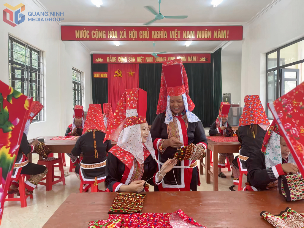 Bà con DTTS xã Quảng Tân hướng dẫn nhau thêu trang phục truyền thống của dân tộc mình.