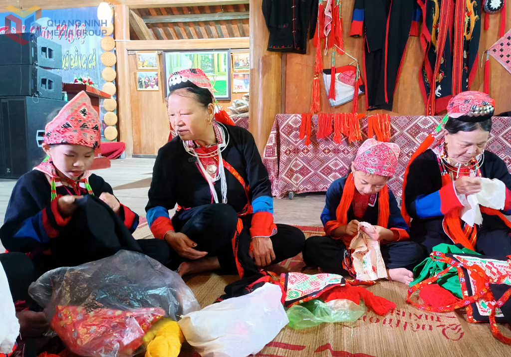 Học sinh xã Quảng Tân được truyền dạy thêu trang phục thổ cẩm.