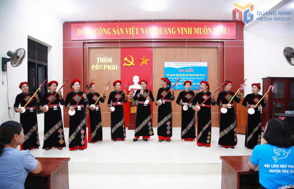 Các thành viên CLB Giữ gìn bản sắc văn hóa dân tộc Tày xã Điền Xá tham gia giao lưu hát then.