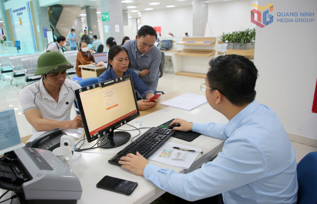 Cán bộ Trung tâm Phục vụ hành chính công tỉnh giải quyết TTHC cho người dân trên Cổng dịch vụ công của tỉnh. Ảnh: Minh Hà