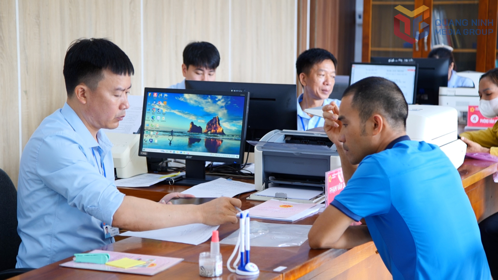 Cán bộ Trung tâm Phục vụ hành chính công tỉnh giải quyết TTHC cho người dân trên Cổng dịch vụ công của tỉnh. Ảnh: Minh Hà