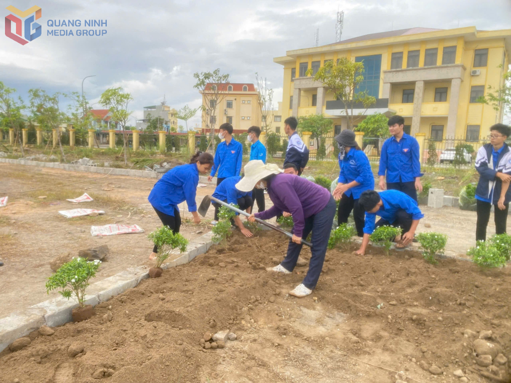 Giáo viên và học sinh Trường THCS Thống Nhất cải tạo vườn hoa của nhà trường.