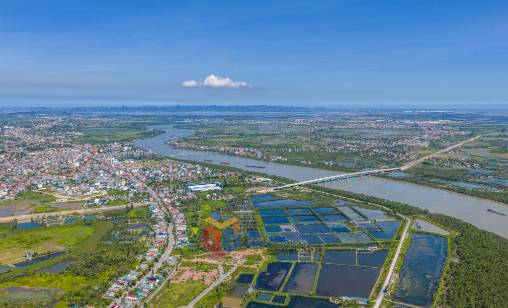 Toàn cảnh đảo Hà Nam nhìn từ trên cao, hiện lên như một dải lụa xanh giữa lòng sông Bạch Đằng, bao quanh là thiên nhiên trù phú và thanh bình.