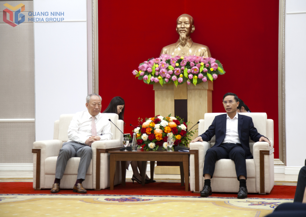 Đồng chí Phạm Đức Ấn, Phó Bí thư Tỉnh ủy, Chủ tịch UBND tỉnh phát biểu tại buổi tiếp xã giao