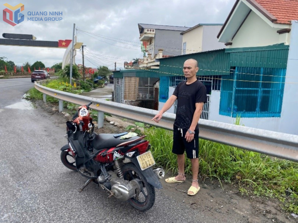 Đối tượng Nguyễn Văn Vang và vật chứng khi bị bắt.