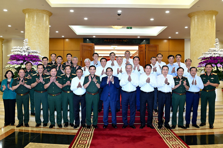 Tổng Bí thư Tô Lâm và các đồng chí lãnh đạo Đảng, Nhà nước với Ban Thường vụ Quân ủy Trung ương. (Ảnh: ĐĂNG KHOA)