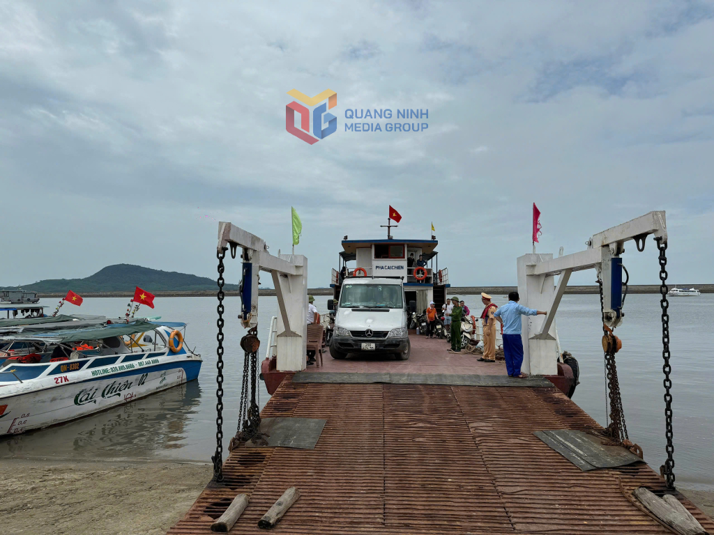 Công an xã Quảng Hà phối hợp kiểm tra đảm bảo ATGT đường thuỷ tại bến phà Ghềnh Võ