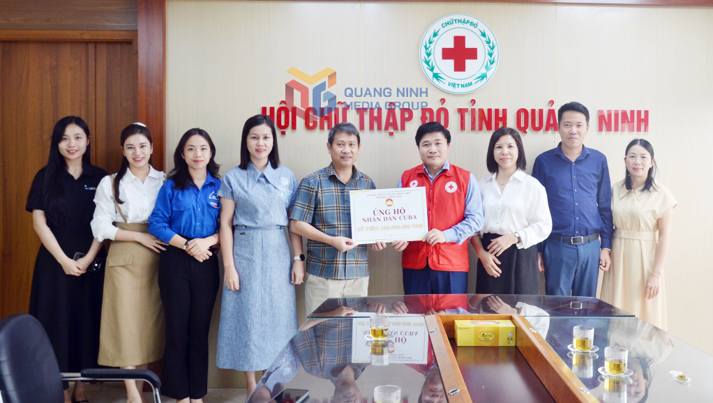Chủ tịch Hội Chữ thập đỏ tỉnh Lý Văn Thành (thứ 4 phải vào) tiếp nhận 100 triệu đồng củu Ủy ban MTTQ và các đoàn thể phường Hồng Gai ủng hộ nhân dân Cuba, tháng 8/2025.