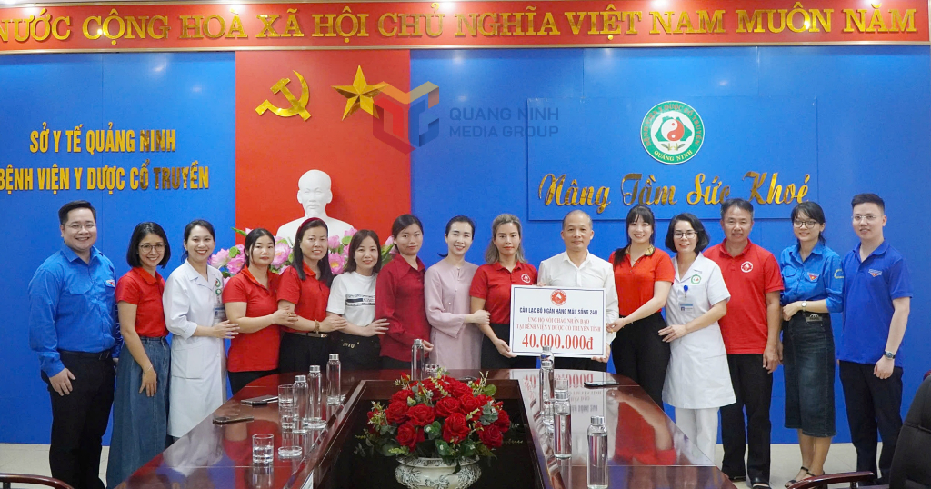 CLB Ngân hàng máu sống 24h (thuộc Hội CTĐ tỉnh) ủng hộ Bệnh viện Y dược Cổ truyền Quảng Ninh kinh phí nhằm duy trì mô hình