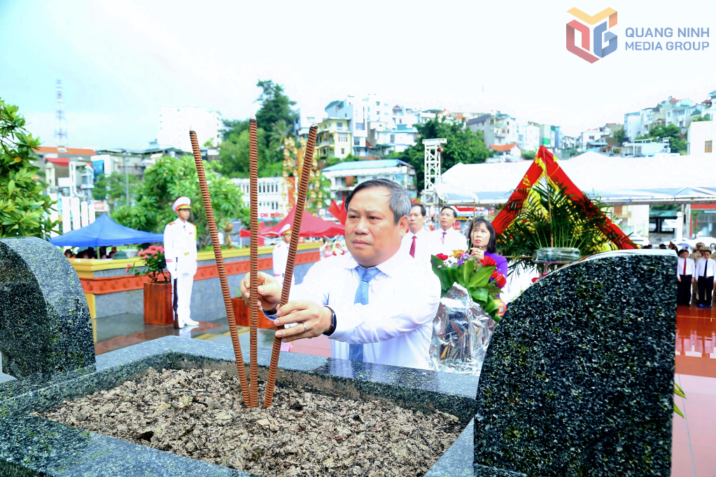 Đồng chí Vũ Đại Thắng, Ủy viên Trung ương Đảng, Bí thư Tỉnh ủy, Trưởng Đoàn ĐBQH tỉnh, dâng hương tưởng niệm các Anh hùng liệt sĩ.