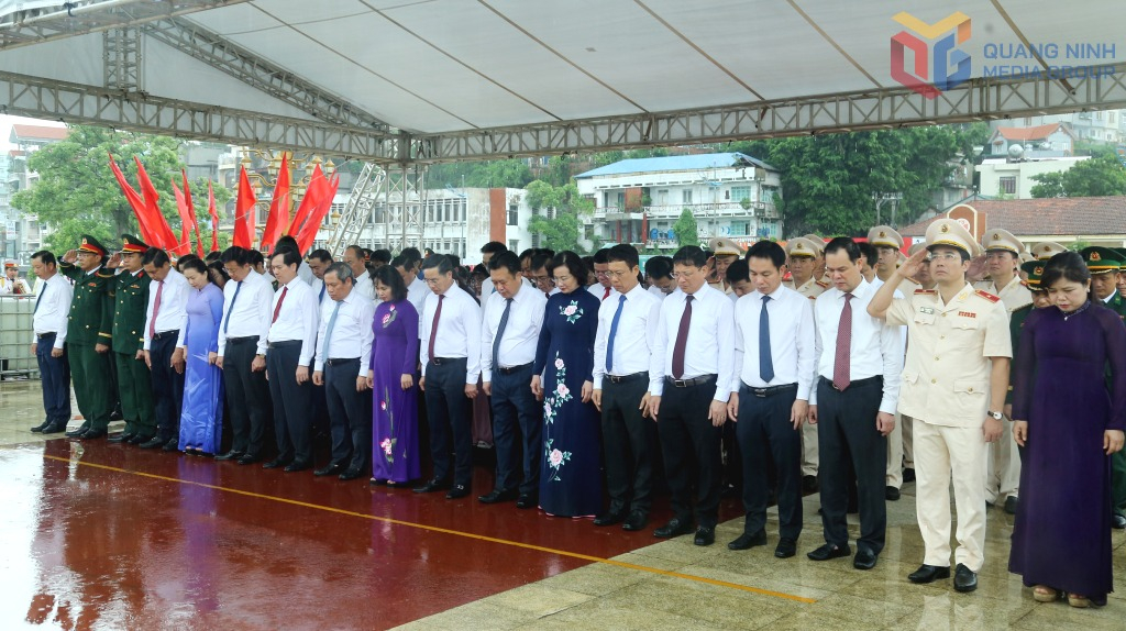 Các đại biểu dành một phút mặc niệm, tưởng nhớ công ơn các Anh hùng, liệt sĩ đã cống hiến, hi sinh vì độc lập, tự do của Tổ quốc, vì hạnh phúc của nhân dân.