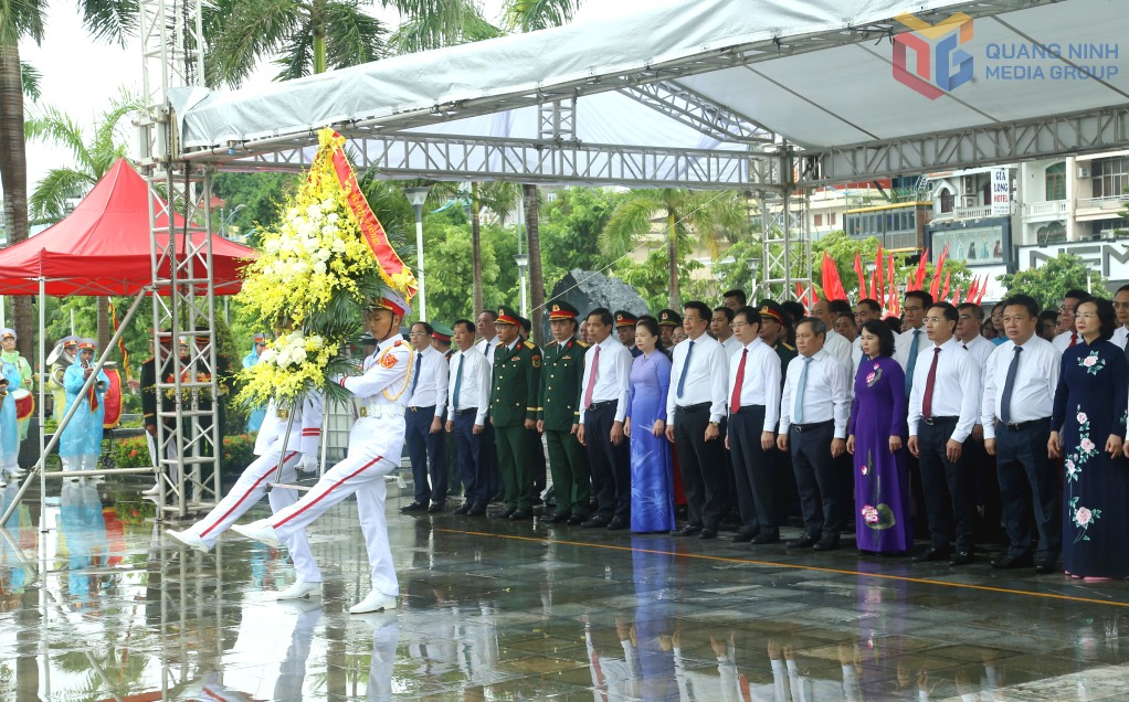 Đoàn đại biểu dâng hương tưởng niệm tại tượng đài đồng chí Vũ Văn Hiếu, Bí thư Đặc khu ủy đầu tiên Khu mỏ Quảng Ninh.