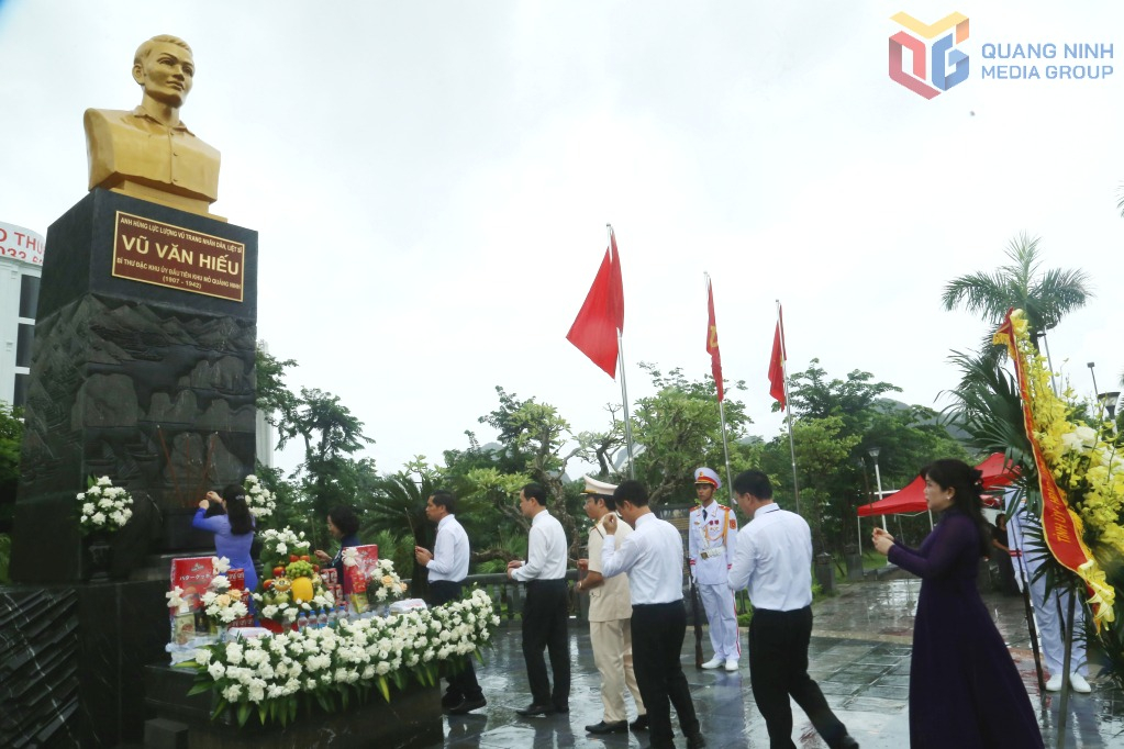 Các đại biểu dâng hương tưởng niệm đồng chí Vũ Văn Hiếu, Bí thư Đặc khu ủy đầu tiên Khu mỏ Quảng Ninh.