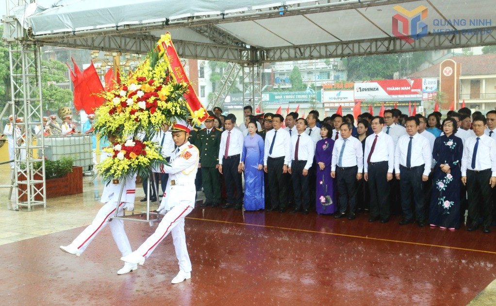 Đoàn đại biểu của tỉnh đặt vòng hoa, dâng hương tại Đài tưởng niệm các Anh hùng liệt sĩ (phường Hồng Gai).