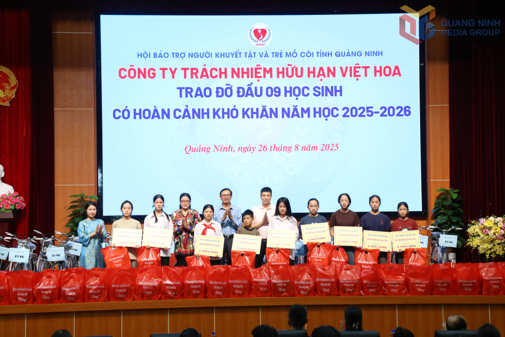 Đại diện Công ty TNHH Việt Hoa trao kinh phí hỗ trợ đỡ đầu cho các học sinh có hoàn cảnh đặc biệt khó khăn