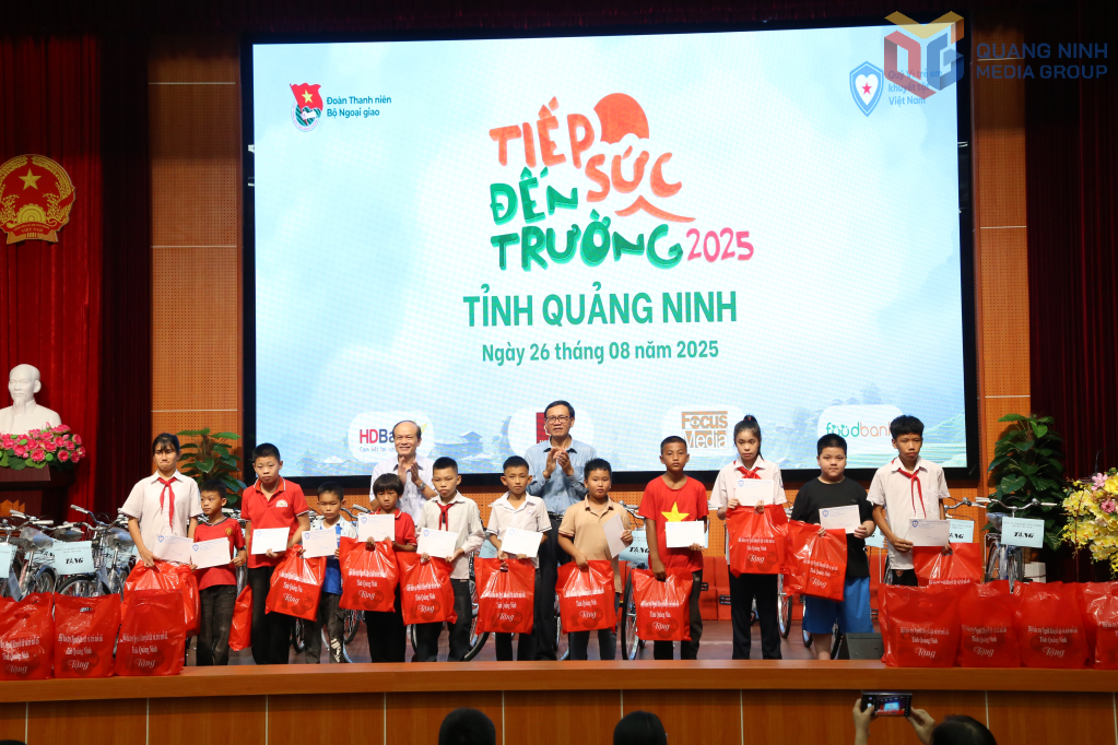 Quỹ bảo trợ NKT&TMC tỉnh trao quà của Quỹ Vì Trẻ em khuyết tật Việt Nam cho 32 học sinh.