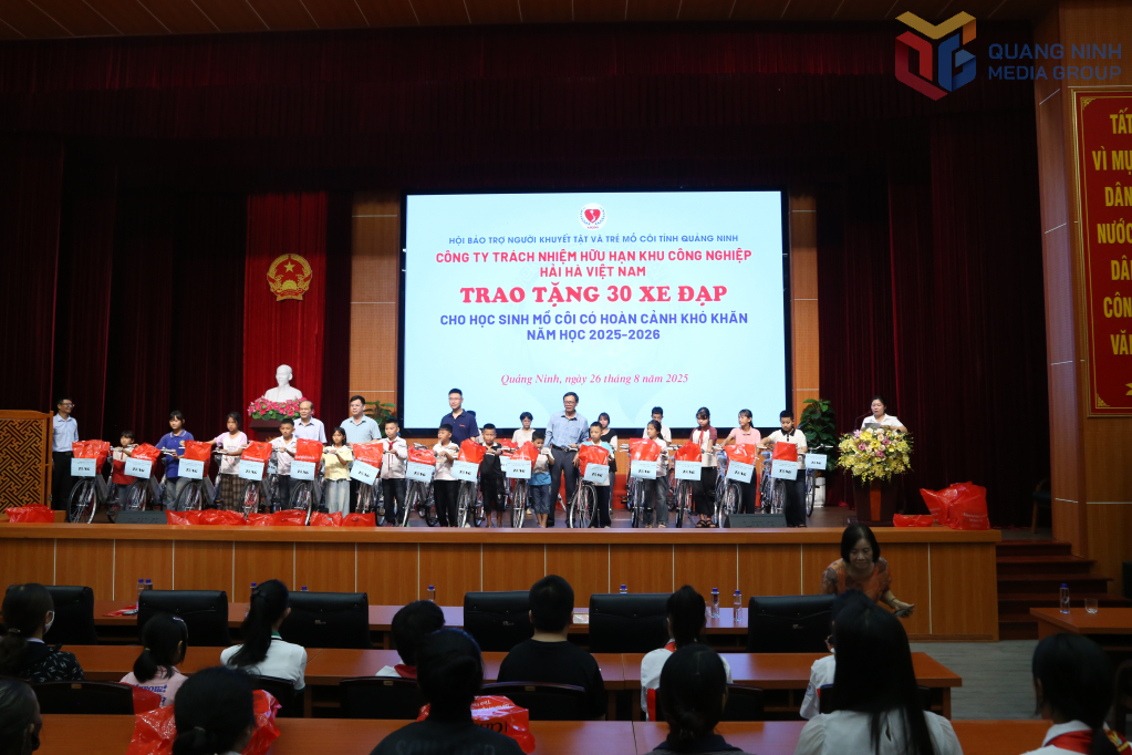 Công ty TNHH Khu công nghiệp Hải Hà Việt Nam trao tặng 30 chiếc xe đạp, mỗi chiếc trị giá 1,67 triệu đồng cho 30 học sinh có hoàn cảnh khó khăn 