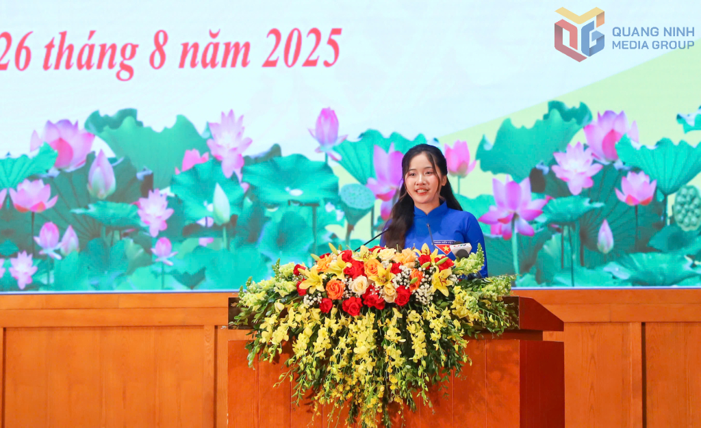 Đồng chí Đặng Tâm Nhi, Bí thư Liên Chi đoàn - Trợ giảng Khoa Du lịch, trường Đại học Hạ Long, đại diện cho tuổi trẻ phát biểu tại buổi lễ.