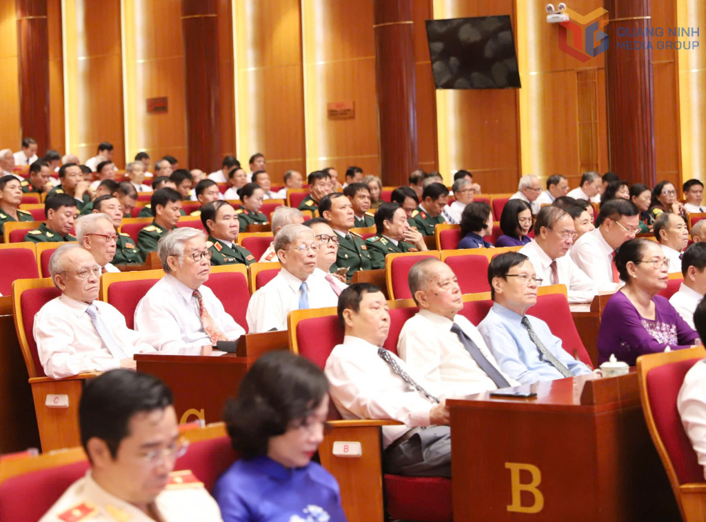 Đông đảo đại biểu dự buổi lễ.