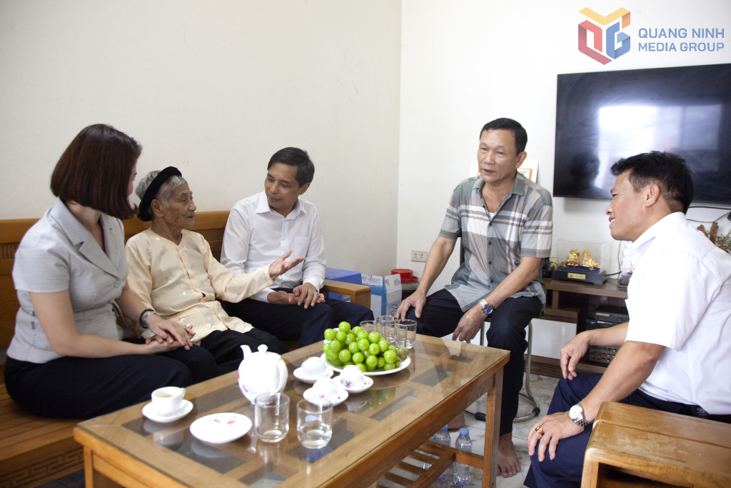 Bà mẹ Việt Nam anh hùng Nguyễn Thị Thực cảm ơn sự quan tâm của tỉnh Quảng Ninh và phường Cao Xanh với gia đình