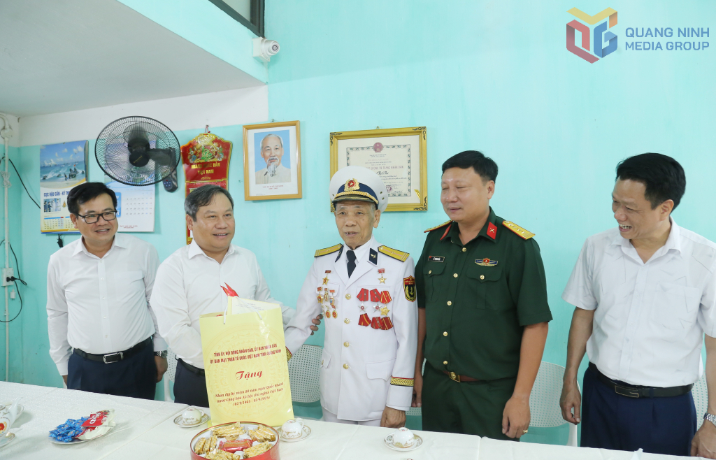 Đồng chí Vũ Đại Thắng, Ủy viên Trung ương Đảng, Bí thư Tỉnh ủy, Trưởng Đoàn ĐBQH tỉnh đến thăm, tặng quà Anh hùng lực lượng vũ trang nhân dân Nguyễn Văn Phả ở phường Hạ Long.