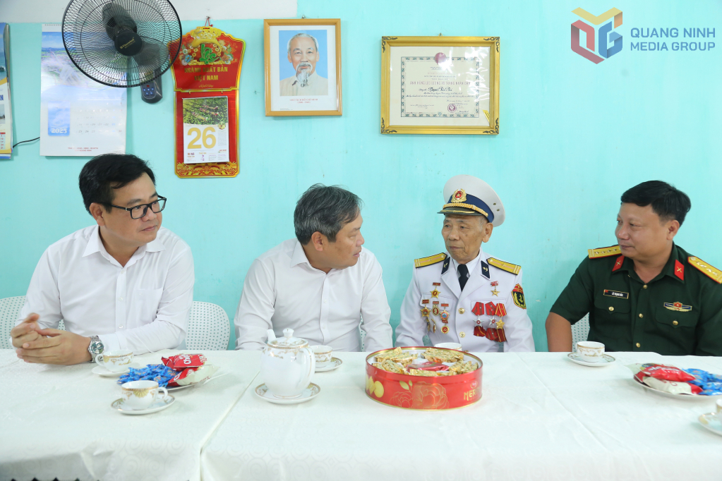 Đồng chí Vũ Đại Thắng, Bí thư Tỉnh ủy ân cần hỏi thăm sức khỏe, động viên Anh hùng LLVT nhân dân Nguyễn Văn Phả sống vui, sống khỏe.
