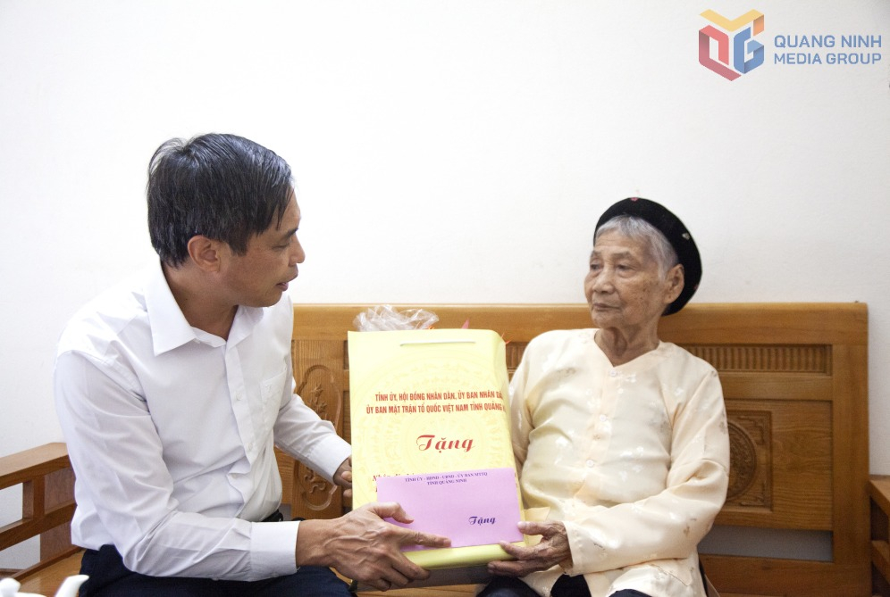 Đồng chí Vũ Văn Diện, Phó Chủ tịch Thường trực UBND tỉnh thăm tặng quà Bà mẹ Việt Nam anh hùng Nguyễn Thị Thực có 2 con là Liệt sĩ