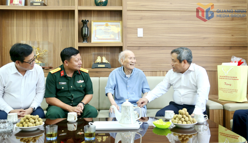 Đồng chí Vũ Đại Thắng, Ủy viên Trung ương Đảng, Bí thư Tỉnh ủy, Trưởng Đoàn ĐBQH tỉnh đến thăm, tặng quà Lão thành cách mạng Nguyễn Ngọc Đàm.