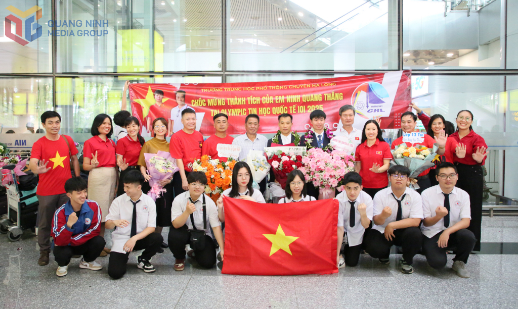 Thầy cô giáo Trường THPT Chuyên Hạ Long và các bạn học sinh lớp chuyên Tin niên khoá 2022-2025 chia vui cùng Ninh Quang Thắng.