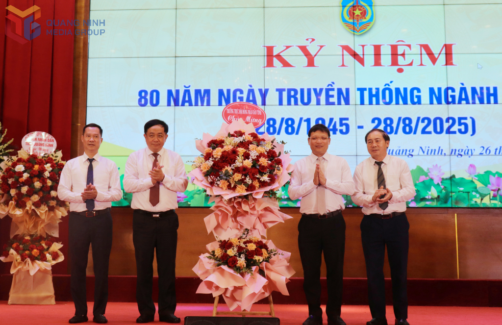 Đồng chí Nghiêm Xuân Cường, Phó Chủ tịch HĐND tỉnh tặng hoa chúc mừng ngành Tư pháp.