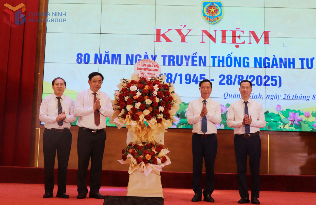 Đồng chí Lê Văn Ánh, Phó Chủ tịch UBND tỉnh tặng hoa chúc mừng ngành Tư pháp.